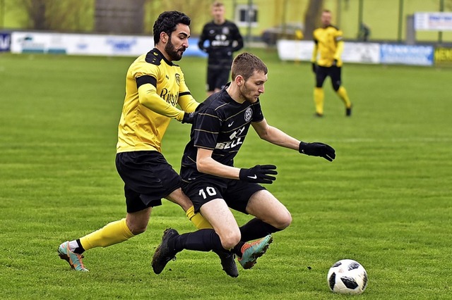 Torjger der Wyhler Angriffsmaschineri...erkirch (in schwarzer Spielkleidung).   | Foto:  THOMA