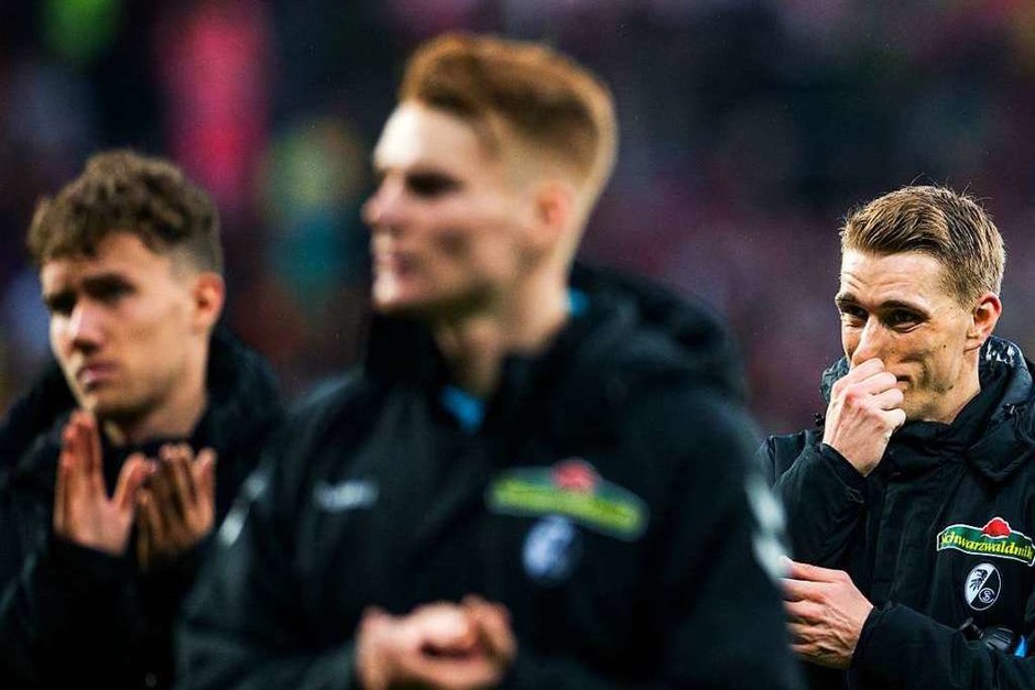 Durchschütteln, bedanken bei den Fans und dann nach vorne schauen: Die SC-Spieler Waldschmidt, Lienhart und Petersen (v.l.n.r.) nach dem Abpfiff in Leverkusen. (Foto: dpa) Durchschütteln, bedanken bei den Fans und dann nach vorne schauen: Die SC-Spieler Waldschmidt, Lienhart und Petersen (v.l.n.r.) nach dem Abpfiff in Leverkusen. (Foto: dpa)