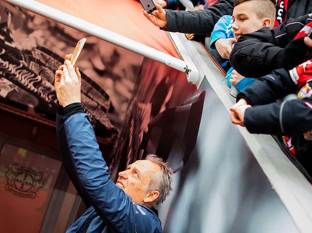 Vor dem Anpfiff nahm sich SC-Trainer Christian Streich einen Moment Zeit fr die Fans.