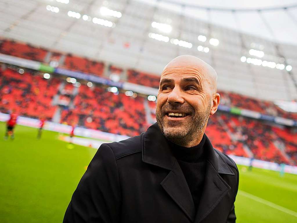 Sein Trainer-Kollege, Peter Bosz, zeigt sich vor dem Anpfiff gut gelaunt.