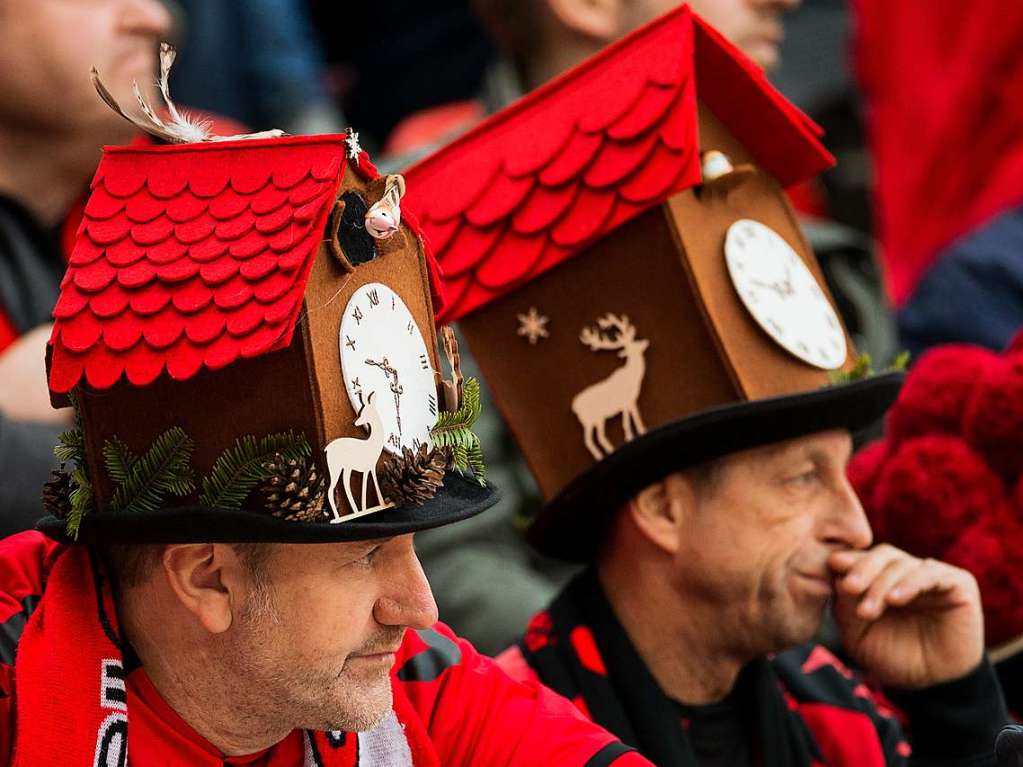 Die Fans im Rheinland zeigten sich gut gelaunt und passend zu Karneval verkleidet.