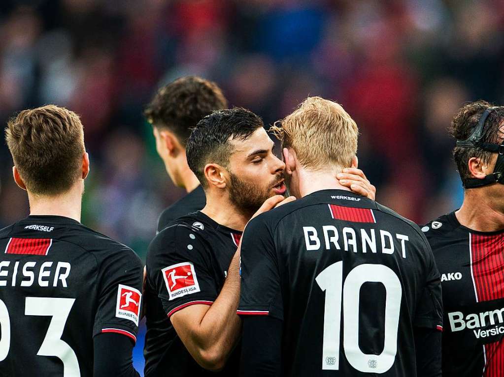 Ein Ksschen? Kevin Volland flstert Julian Brandt etwas ins Ohr.