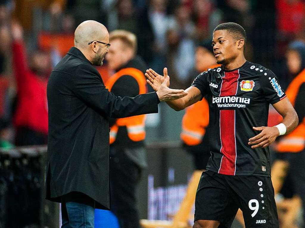 Abklatschen nach dem Ende: Leverkusen gewinnt mit 2:0 gegen den SC Freiburg.