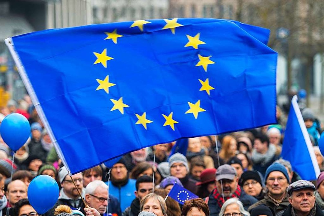 Die Bewegung #PulseofEurope setzt sich für ein geeintes Europa ein.  | Foto: dpa