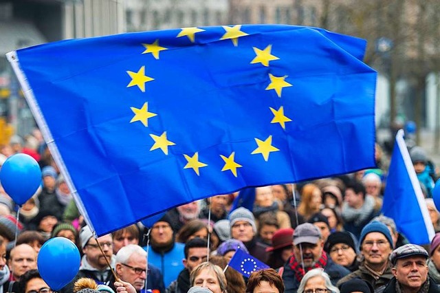 Die Bewegung #PulseofEurope setzt sich fr ein geeintes Europa ein.  | Foto: dpa