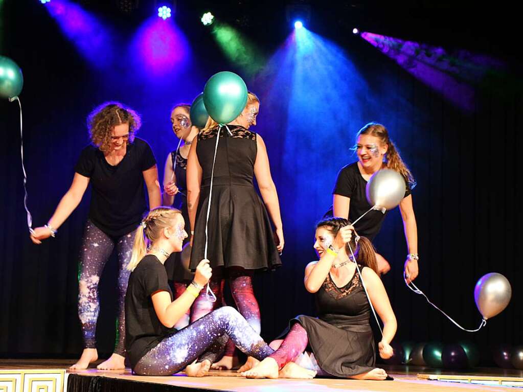 Einen wunderschnen Tanz zeigten die sechs jungen Damen der Tanzgruppe „Sunnewirbili“ mit Sarah Schneider, Lena und Lisa Kietz, Michele Arendt, Laura Heckel und Julia Geier mit den 99 Luftballons.