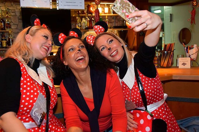Drei Gundelfinger Dorfhexen mal in anderer Verkleidung: da muss ein Selfie her!  | Foto: Andrea Steinhart