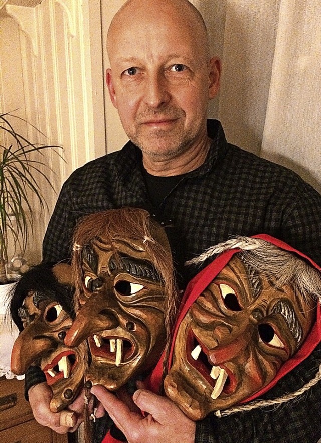 Mario Haid mit den Holzmasken seiner Hexenzunft  | Foto: Bertold Obergfll
