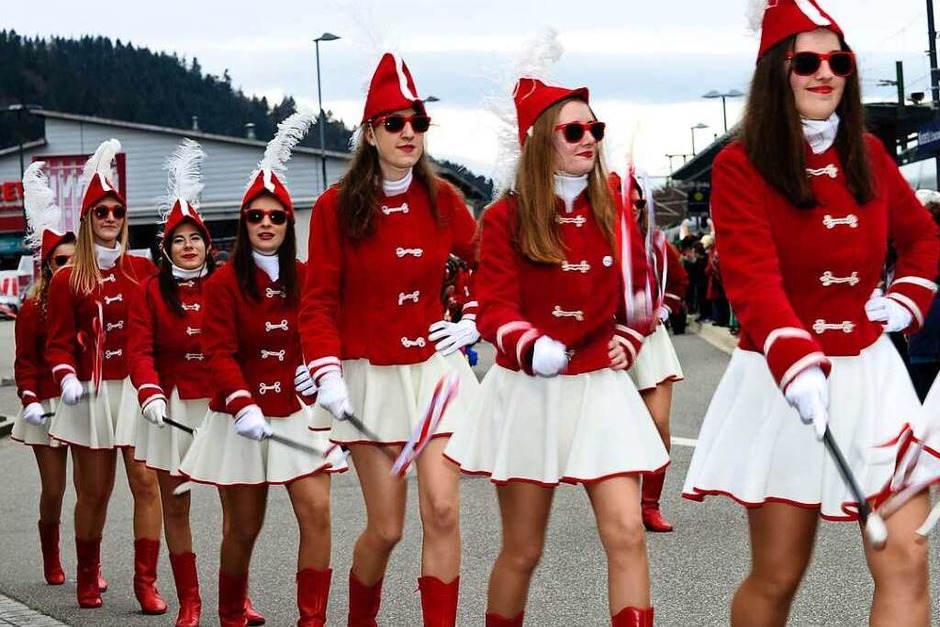 Diesmal hatte Petrus ein Einsehen und die Münstertäler Narren mussten nicht im strömenden Regen ihren Fasnachtsumzug veranstalten. 30 Gruppen mit 800 Akteuren hatten ihren Spaß und feierten hernach noch tüchtig. (Foto: Bernhard Seitz) Diesmal hatte Petrus ein Einsehen und die Münstertäler Narren mussten nicht im strömenden Regen ihren Fasnachtsumzug veranstalten. 30 Gruppen mit 800 Akteuren hatten ihren Spaß und feierten hernach noch tüchtig. (Foto: Bernhard Seitz)