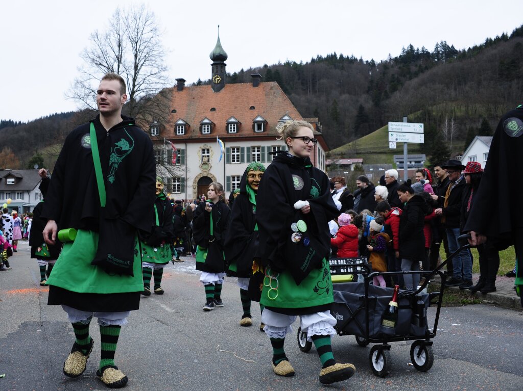 Diesmal hatte Petrus ein Einsehen und die Mnstertler Narren mussten nicht im strmenden Regen ihren Fasnachtsumzug veranstalten. 30 Gruppen mit 800 Akteuren hatten ihren Spa und feierten hernach noch tchtig.