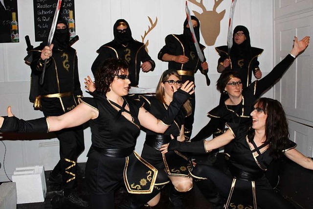 Auch Ninjakmpfer kamen mit weiblicher Begleitung tanzend auf die Bhne.  | Foto: Petra Mann
