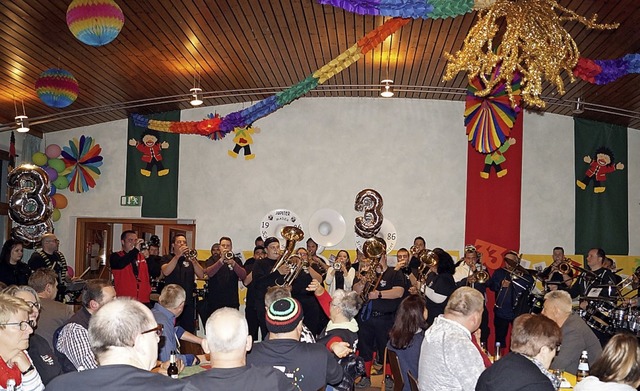 Die Schlurbi-Schrnzer spielten sich b... warm fr den Umzug am folgenden Tag.   | Foto: sil