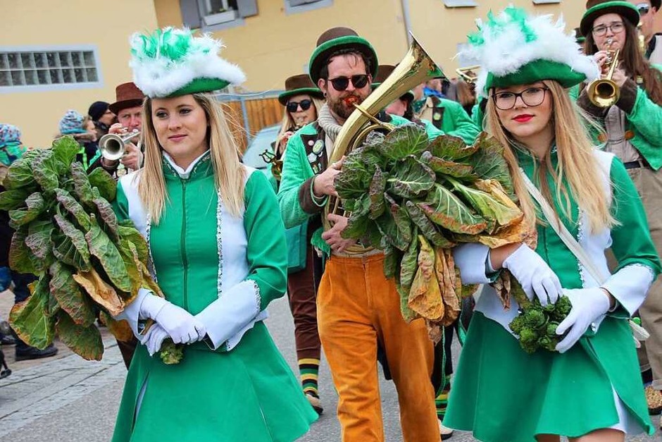 Gardemädchen der Krutstorze mit dem Symbol der Gottenheimer Narrenzunft, dem Rosenkohl (Foto: Mario Schöneberg) Gardemädchen der Krutstorze mit dem Symbol der Gottenheimer Narrenzunft, dem Rosenkohl (Foto: Mario Schöneberg)