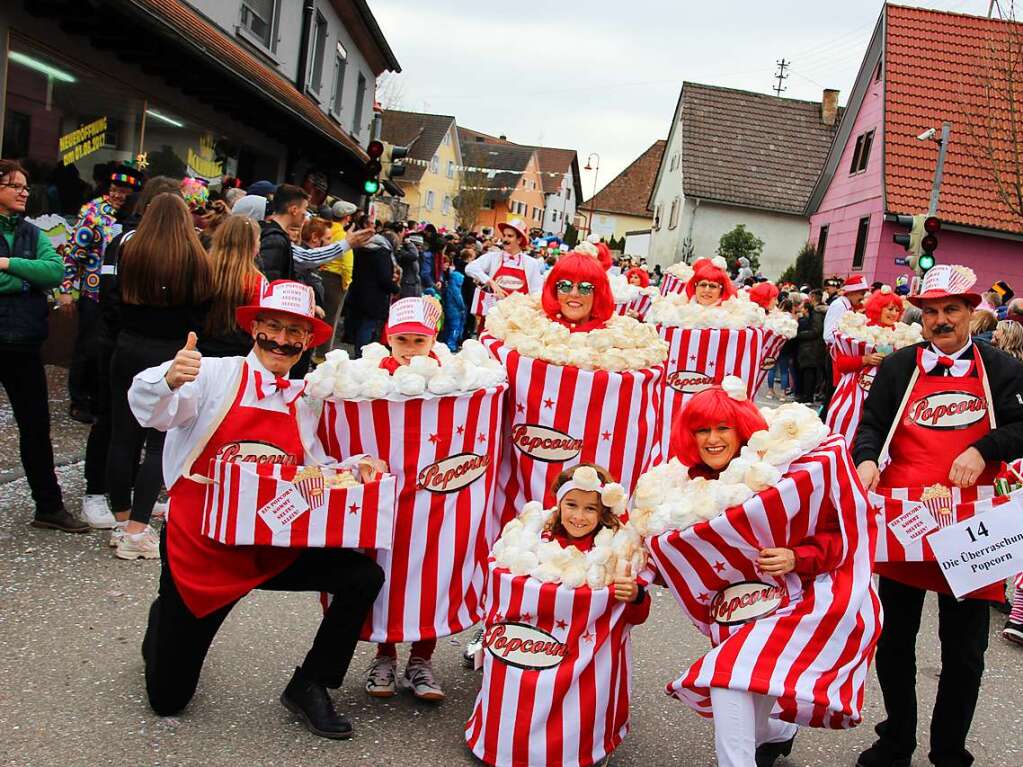 Die Gruppe „berraschung“ als wandelnde Popcorn-Tten