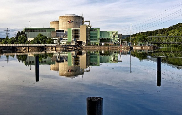 Das AKW Beznau spiegelt sich in der Aare.  | Foto: Alessandro Della Bella/dpa