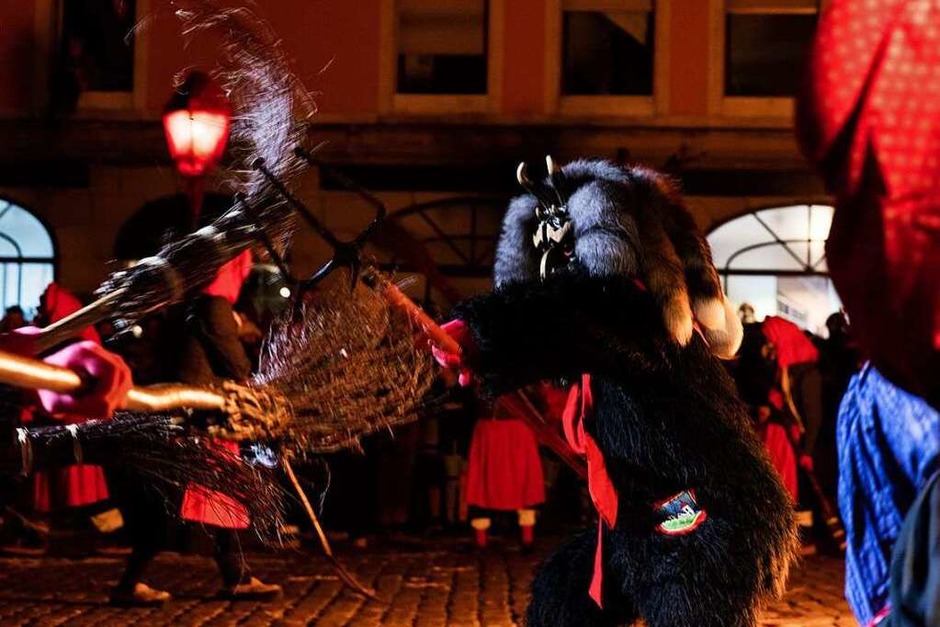 „Hexe, Hexe stelze, rab vum Kandelfelse“ hieß es am Samstag beim Hexensabbat der Kandelhexen. Mit Hexentrunk und Blitzgewitter wurde die Hexenbrut durch den Teufel in die Schar der Kandelhexen aufgenommen. (Foto: Gabriele Zahn) „Hexe, Hexe stelze, rab vum Kandelfelse“ hieß es am Samstag beim Hexensabbat der Kandelhexen. Mit Hexentrunk und Blitzgewitter wurde die Hexenbrut durch den Teufel in die Schar der Kandelhexen aufgenommen. (Foto: Gabriele Zahn)