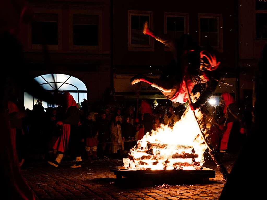 „Hexe, Hexe stelze, rab vum Kandelfelse“ hie es am Samstag beim Hexensabbat der Kandelhexen. Mit Hexentrunk und Blitzgewitter wurde die Hexenbrut durch den Teufel in die Schar der Kandelhexen aufgenommen.