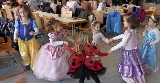 Feen und Prinzessinnen tummelten sich ...nger Kinderfasnacht in der Festhalle.   | Foto: christine Weirich