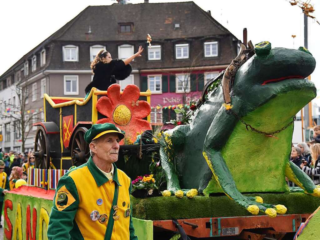 Mit zahlreichen Wagen, Musik, Konfetti und Bonbons sorgten die Narren fr beste Stimmung.