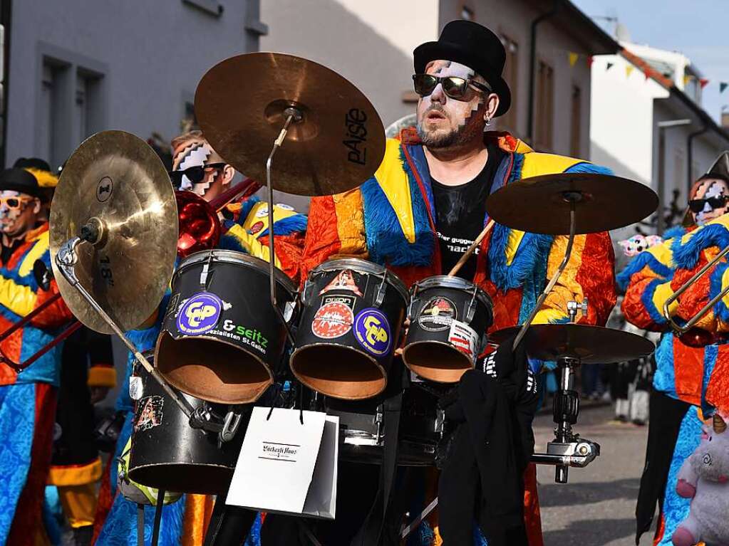 Mit zahlreichen Wagen, Musik, Konfetti und Bonbons sorgten die Narren fr beste Stimmung.