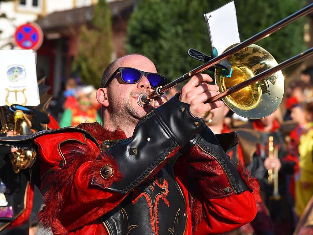 Mit zahlreichen Wagen, Musik, Konfetti und Bonbons sorgten die Narren fr beste Stimmung.