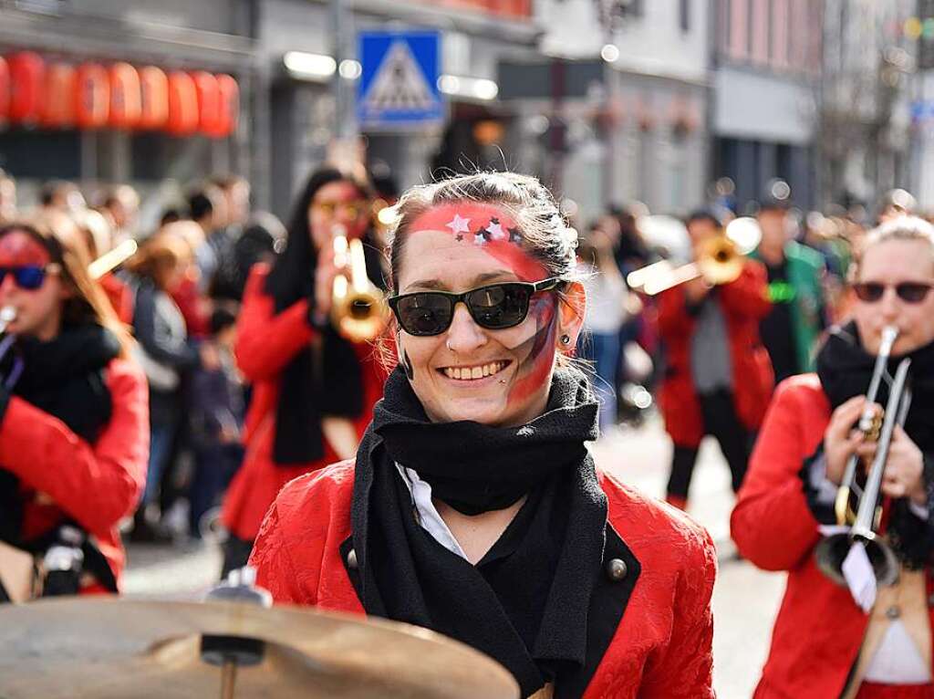 Mit zahlreichen Wagen, Musik, Konfetti und Bonbons sorgten die Narren fr beste Stimmung.