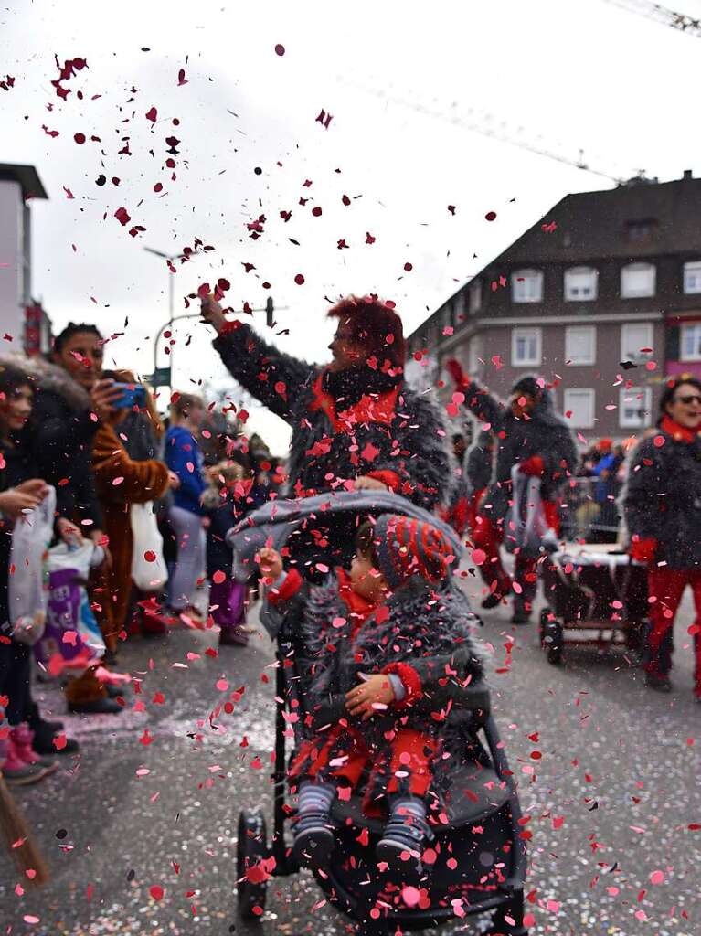 Mit zahlreichen Wagen, Musik, Konfetti und Bonbons sorgten die Narren fr beste Stimmung.