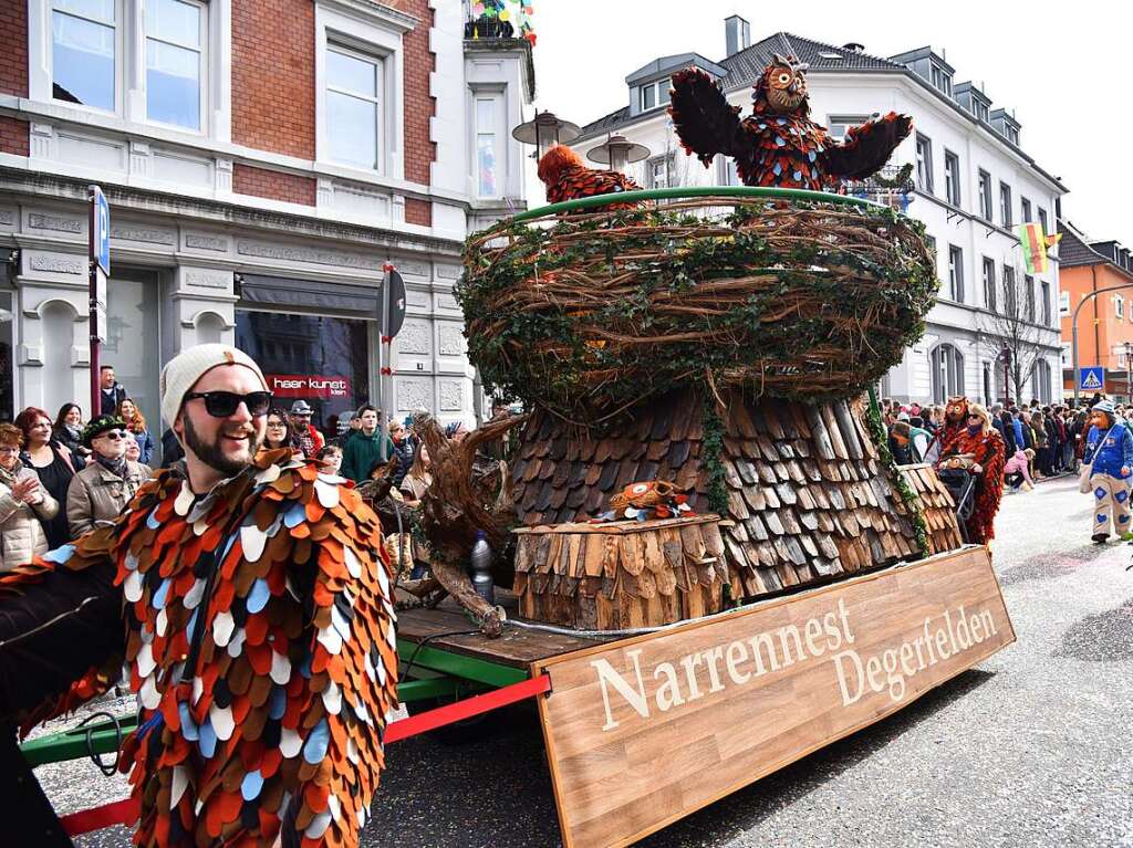 Mit zahlreichen Wagen, Musik, Konfetti und Bonbons sorgten die Narren fr beste Stimmung.