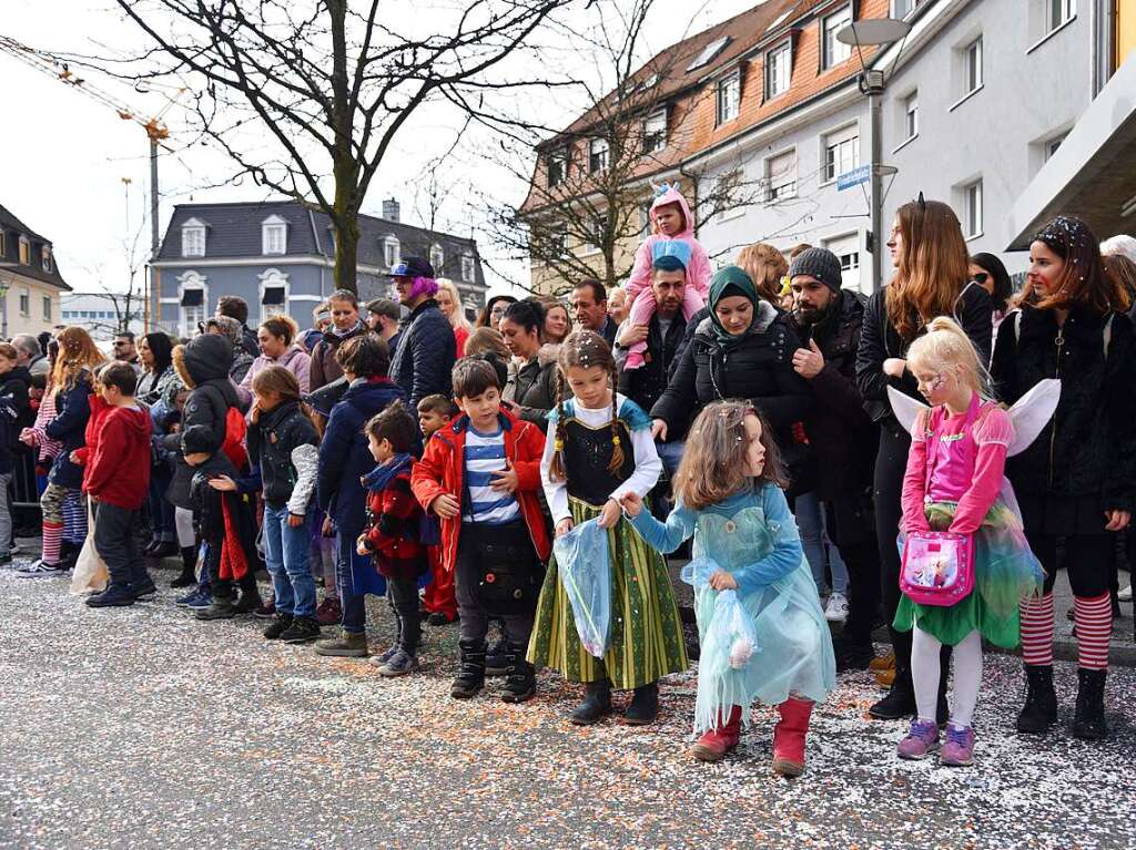 Mit zahlreichen Wagen, Musik, Konfetti und Bonbons sorgten die Narren fr beste Stimmung.