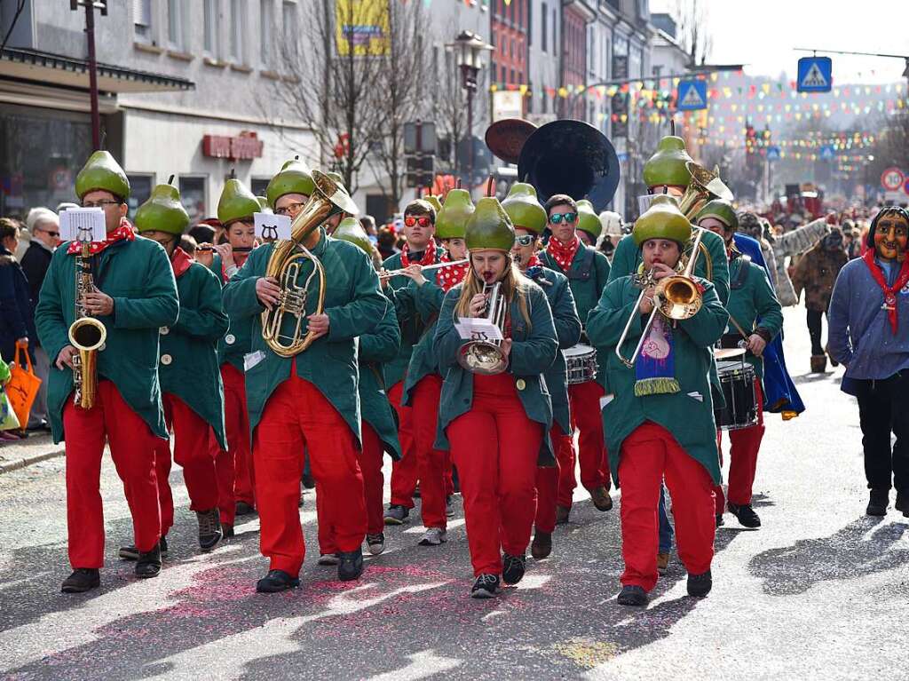 Mit zahlreichen Wagen, Musik, Konfetti und Bonbons sorgten die Narren fr beste Stimmung.