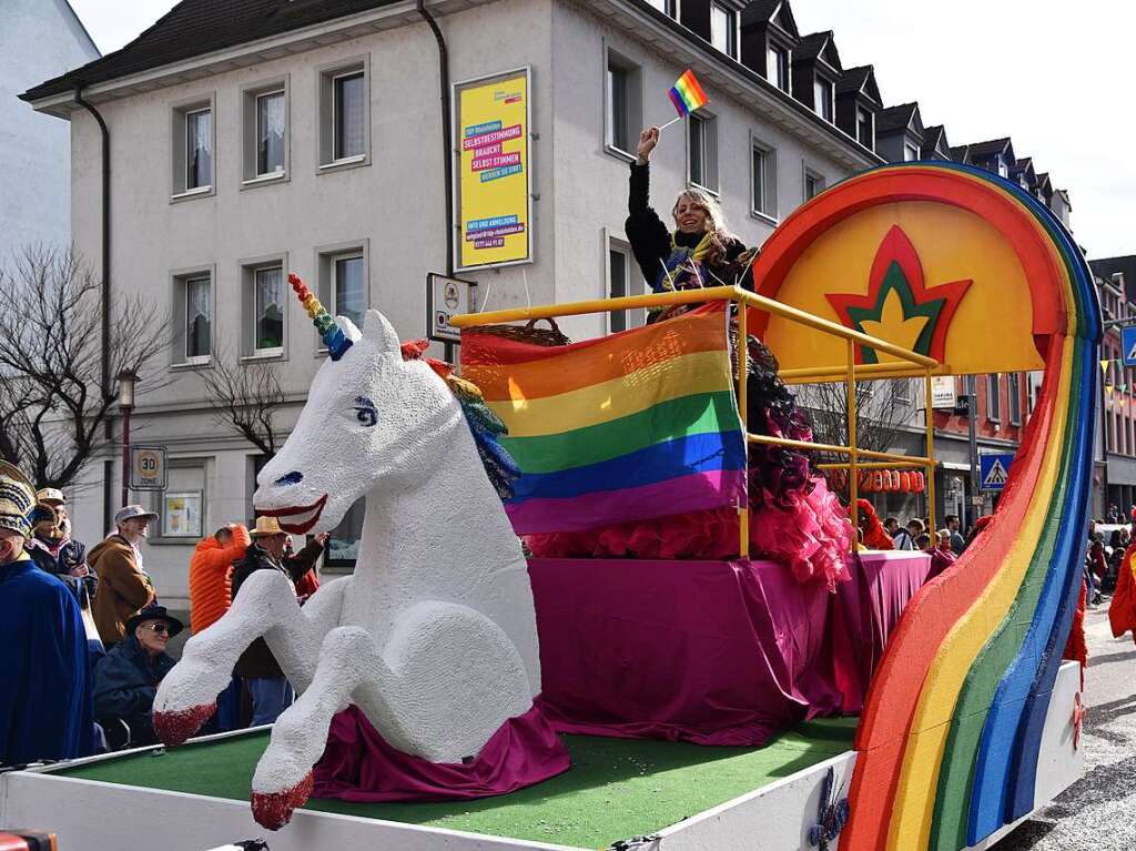 Mit zahlreichen Wagen, Musik, Konfetti und Bonbons sorgten die Narren fr beste Stimmung.