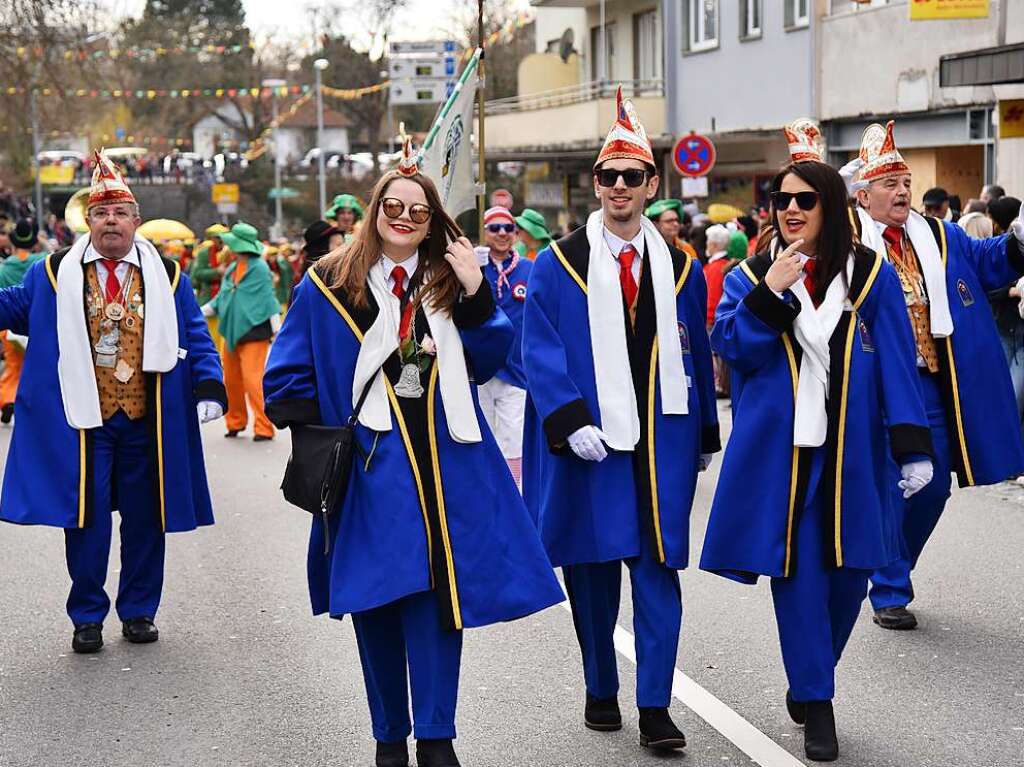 Mit zahlreichen Wagen, Musik, Konfetti und Bonbons sorgten die Narren fr beste Stimmung.