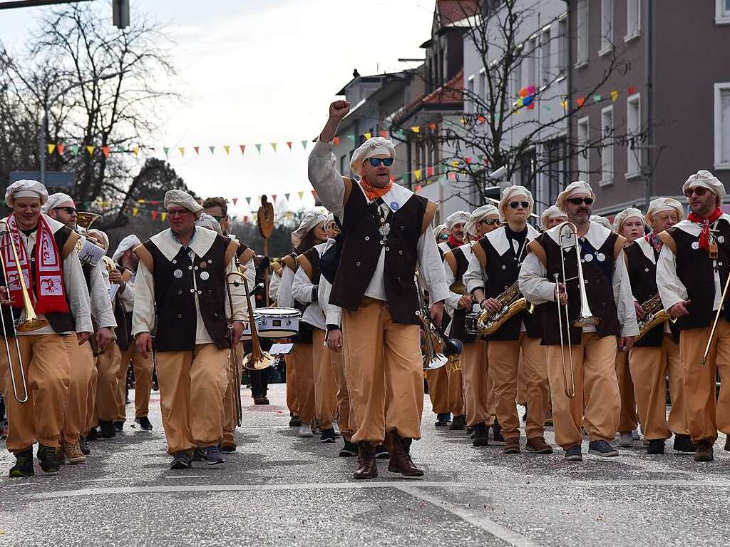 Mit zahlreichen Wagen, Musik, Konfetti und Bonbons sorgten die Narren fr beste Stimmung.