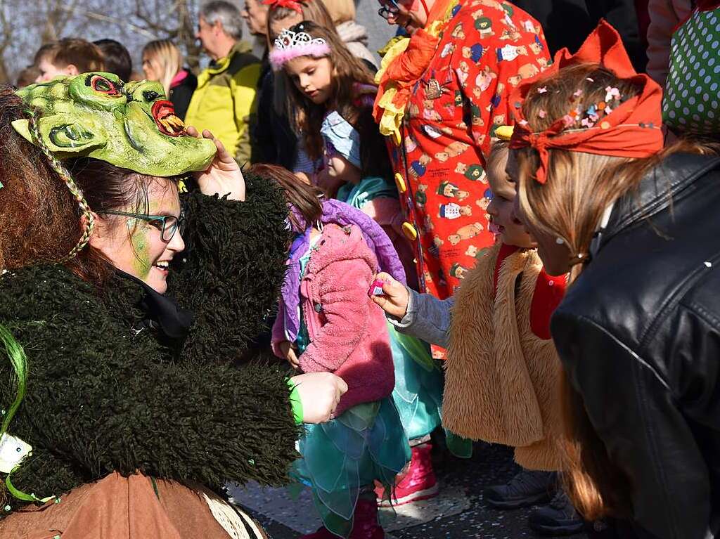 Mit zahlreichen Wagen, Musik, Konfetti und Bonbons sorgten die Narren fr beste Stimmung.