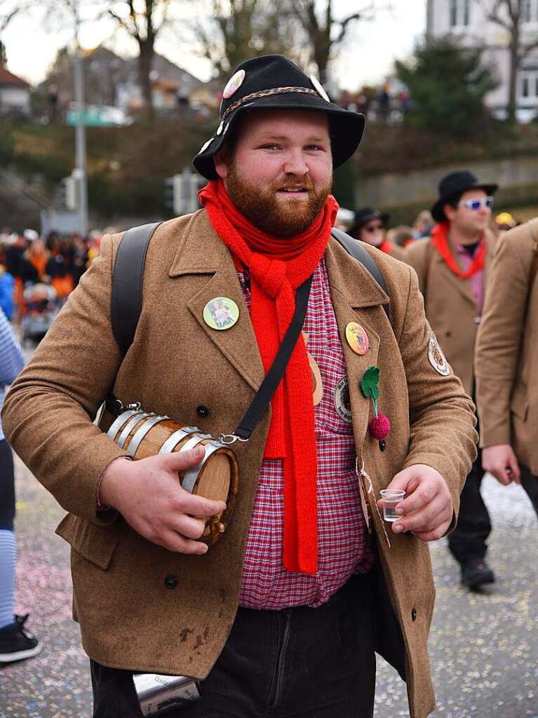 Mit zahlreichen Wagen, Musik, Konfetti und Bonbons sorgten die Narren fr beste Stimmung.