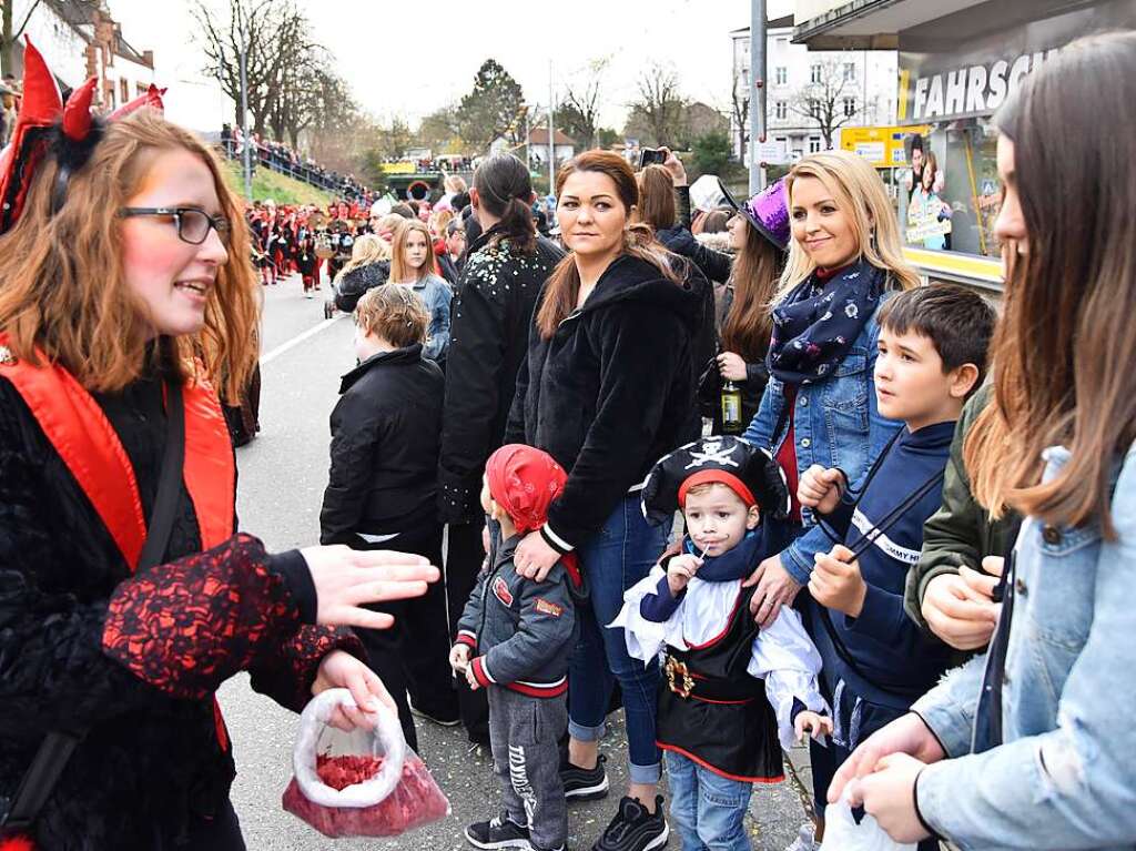 Mit zahlreichen Wagen, Musik, Konfetti und Bonbons sorgten die Narren fr beste Stimmung.