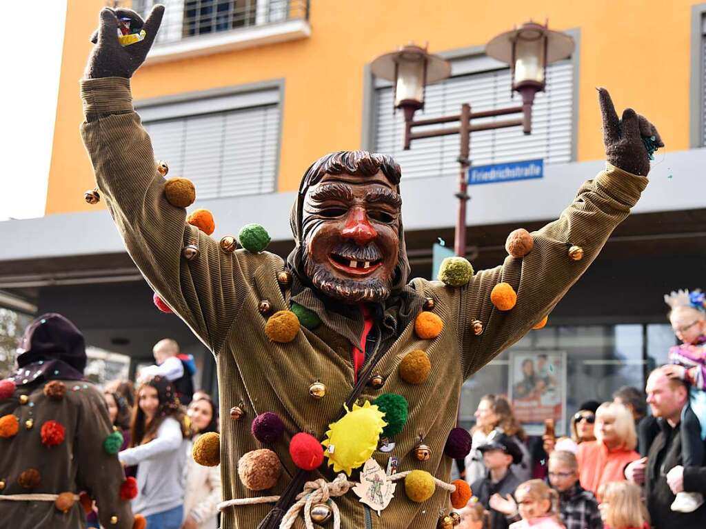 Mit zahlreichen Wagen, Musik, Konfetti und Bonbons sorgten die Narren fr beste Stimmung.