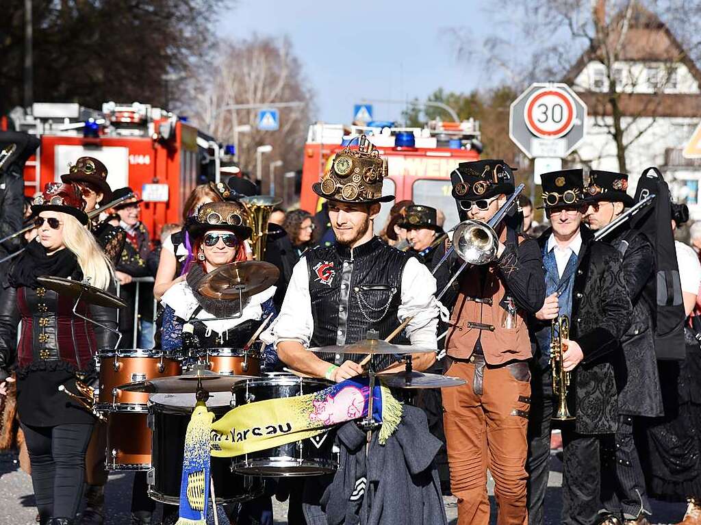 Mit zahlreichen Wagen, Musik, Konfetti und Bonbons sorgten die Narren fr beste Stimmung.