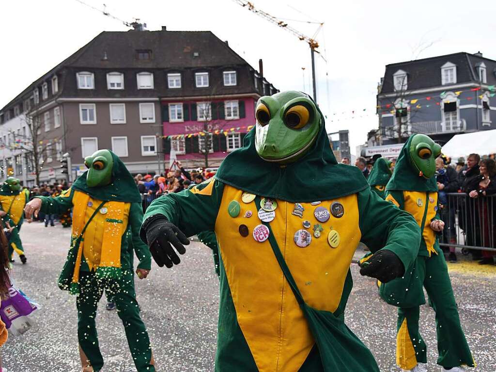 Mit zahlreichen Wagen, Musik, Konfetti und Bonbons sorgten die Narren fr beste Stimmung.