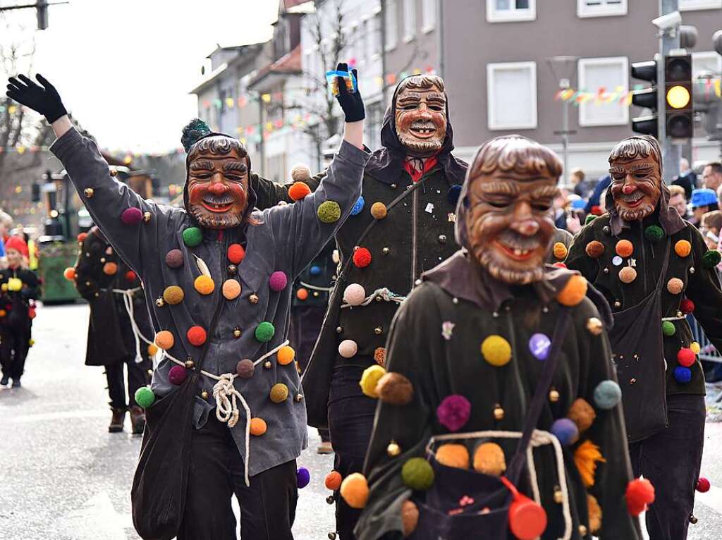 Mit zahlreichen Wagen, Musik, Konfetti und Bonbons sorgten die Narren fr beste Stimmung.