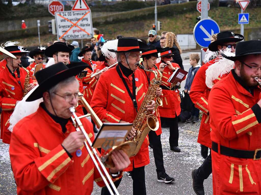 Mit zahlreichen Wagen, Musik, Konfetti und Bonbons sorgten die Narren fr beste Stimmung.