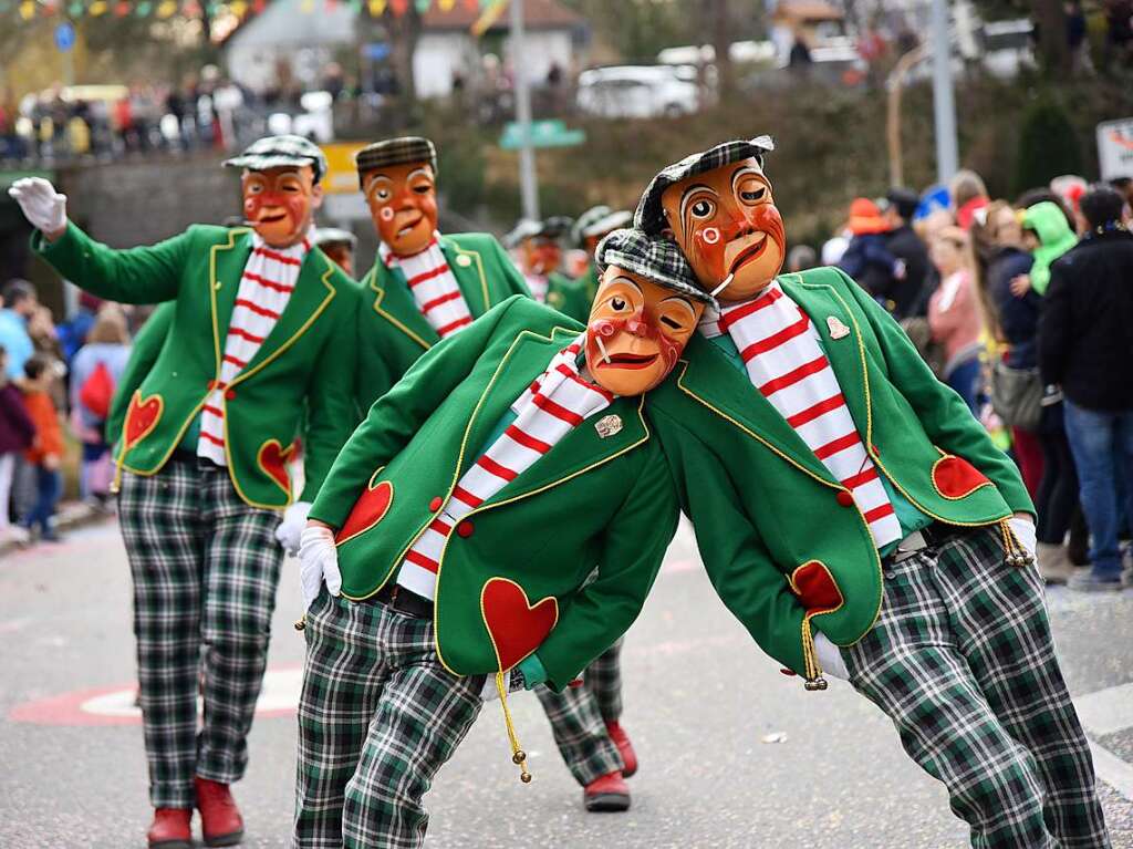 Mit zahlreichen Wagen, Musik, Konfetti und Bonbons sorgten die Narren fr beste Stimmung.