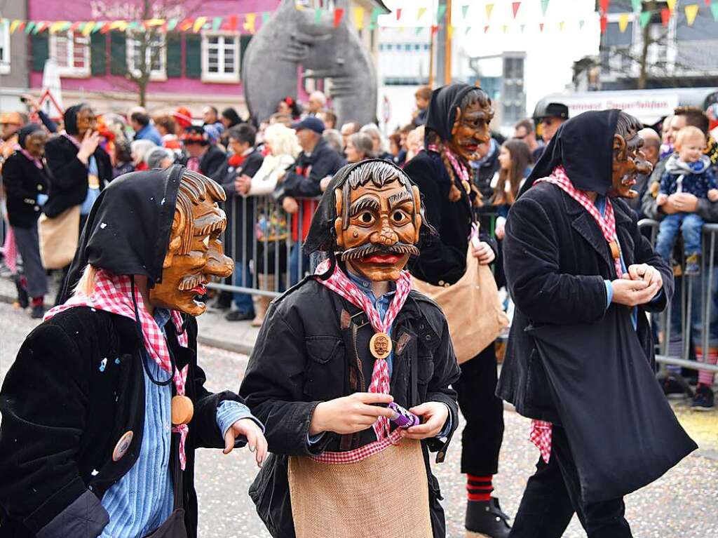 Mit zahlreichen Wagen, Musik, Konfetti und Bonbons sorgten die Narren fr beste Stimmung.