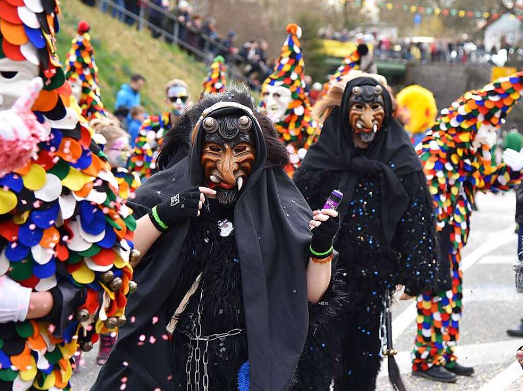 Mit zahlreichen Wagen, Musik, Konfetti und Bonbons sorgten die Narren fr beste Stimmung.