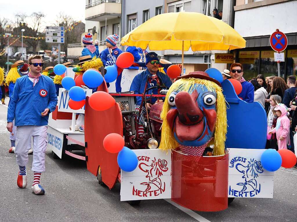 Mit zahlreichen Wagen, Musik, Konfetti und Bonbons sorgten die Narren fr beste Stimmung.