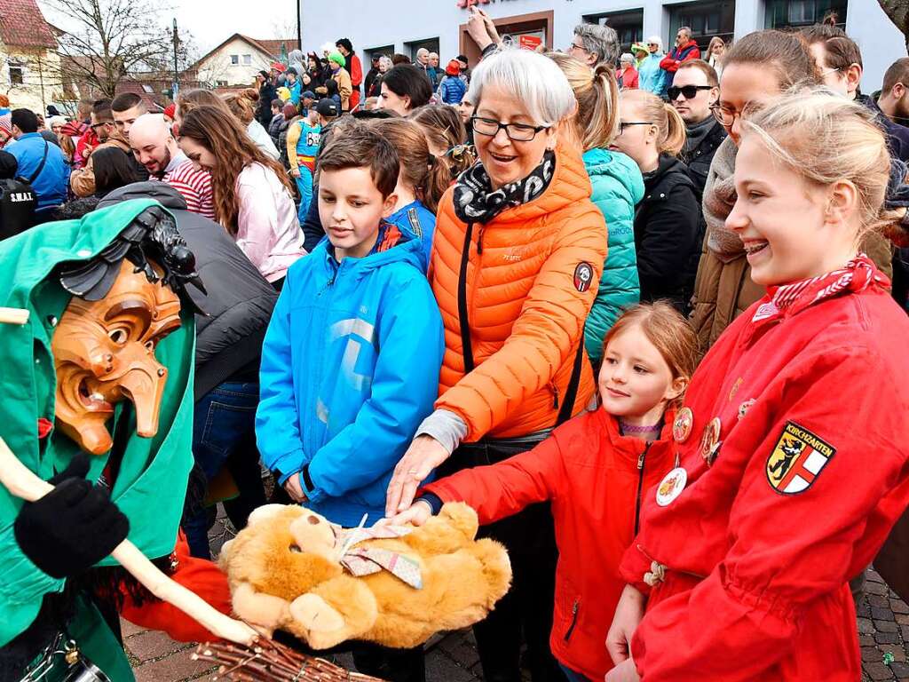 Ein bunter Gaudiwurm bewegte sich am Fasnetsonntag durch Kirchzarten