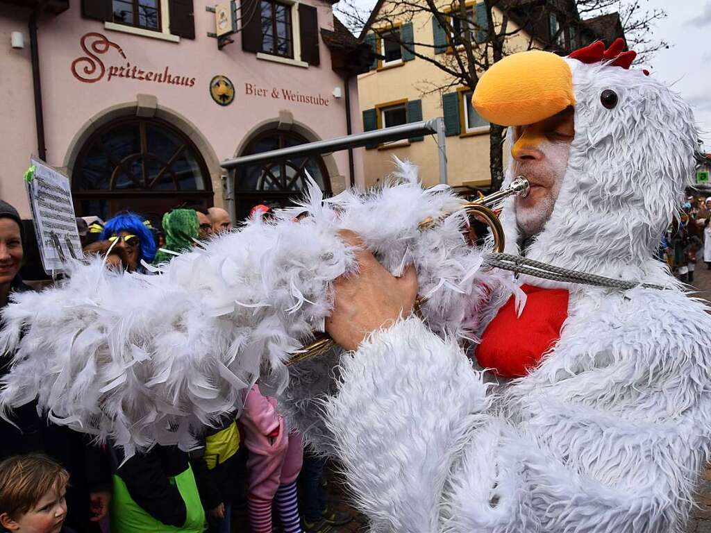 Ein bunter Gaudiwurm bewegte sich am Fasnetsonntag durch Kirchzarten