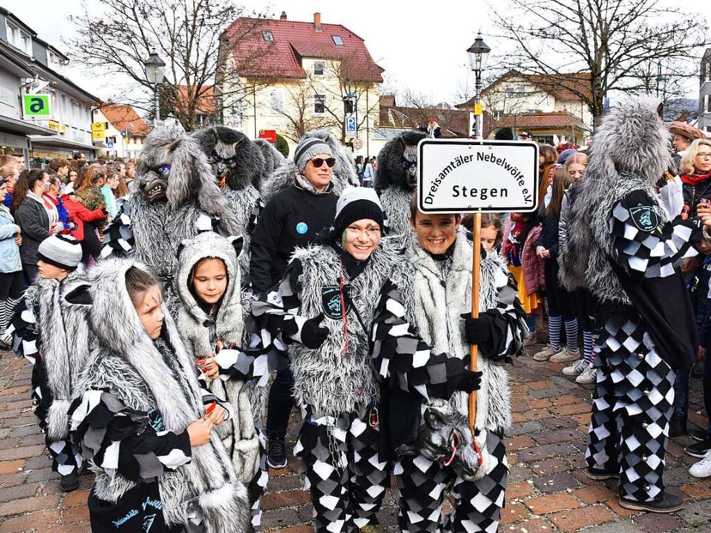 Ein bunter Gaudiwurm bewegte sich am Fasnetsonntag durch Kirchzarten