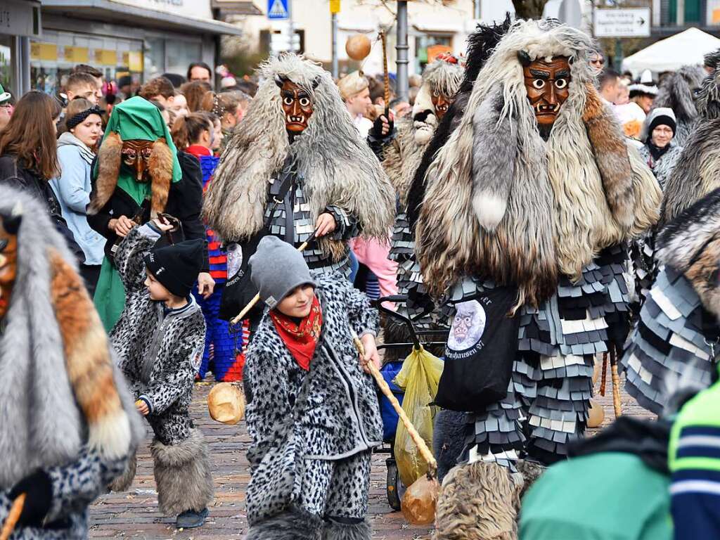 Ein bunter Gaudiwurm bewegte sich am Fasnetsonntag durch Kirchzarten