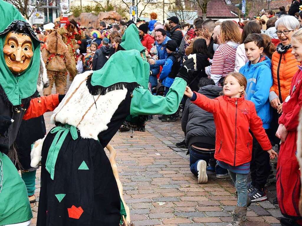 Ein bunter Gaudiwurm bewegte sich am Fasnetsonntag durch Kirchzarten